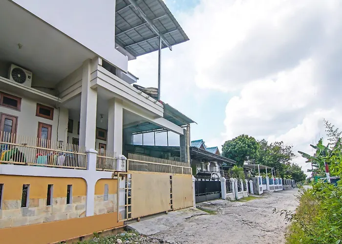 SPOT ON 91958 Flamboyan 25 Homestay Syariah Pekanbaru